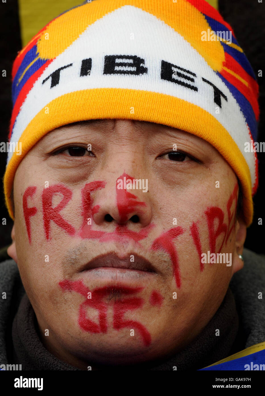 Yeshi Ngawag, un tibetano residente a Londra negli ultimi sette mesi, si unisce alla protesta di Trafalgar Square, nel centro di Londra, contro il violento giro di vite della Cina sulle proteste in Tibet. Foto Stock