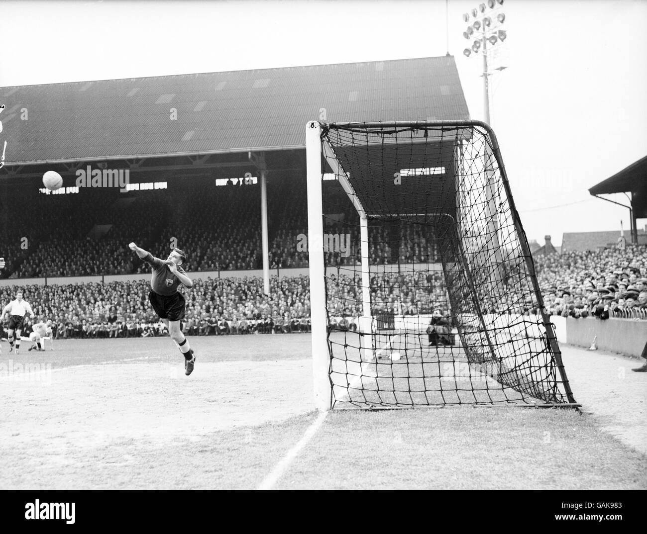 Calcio - Calcio Divisione uno - Tottenham Hotspur / Blackpool. Il portiere di Tottenham Hotspur Ron Reynolds si allontana dalla palla Foto Stock