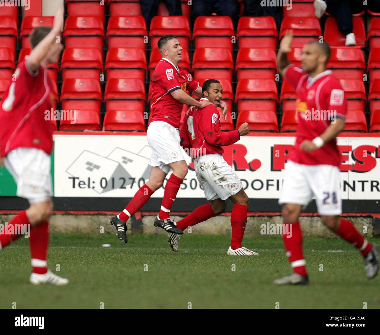 Il Nicky Maynard di Crewe Alexandra (secondo da destra) festeggia con il compagno di squadra Tom Pope dopo aver segnato durante la partita della Coca-Cola League 1 a Gresty Road, Crewe. Foto Stock