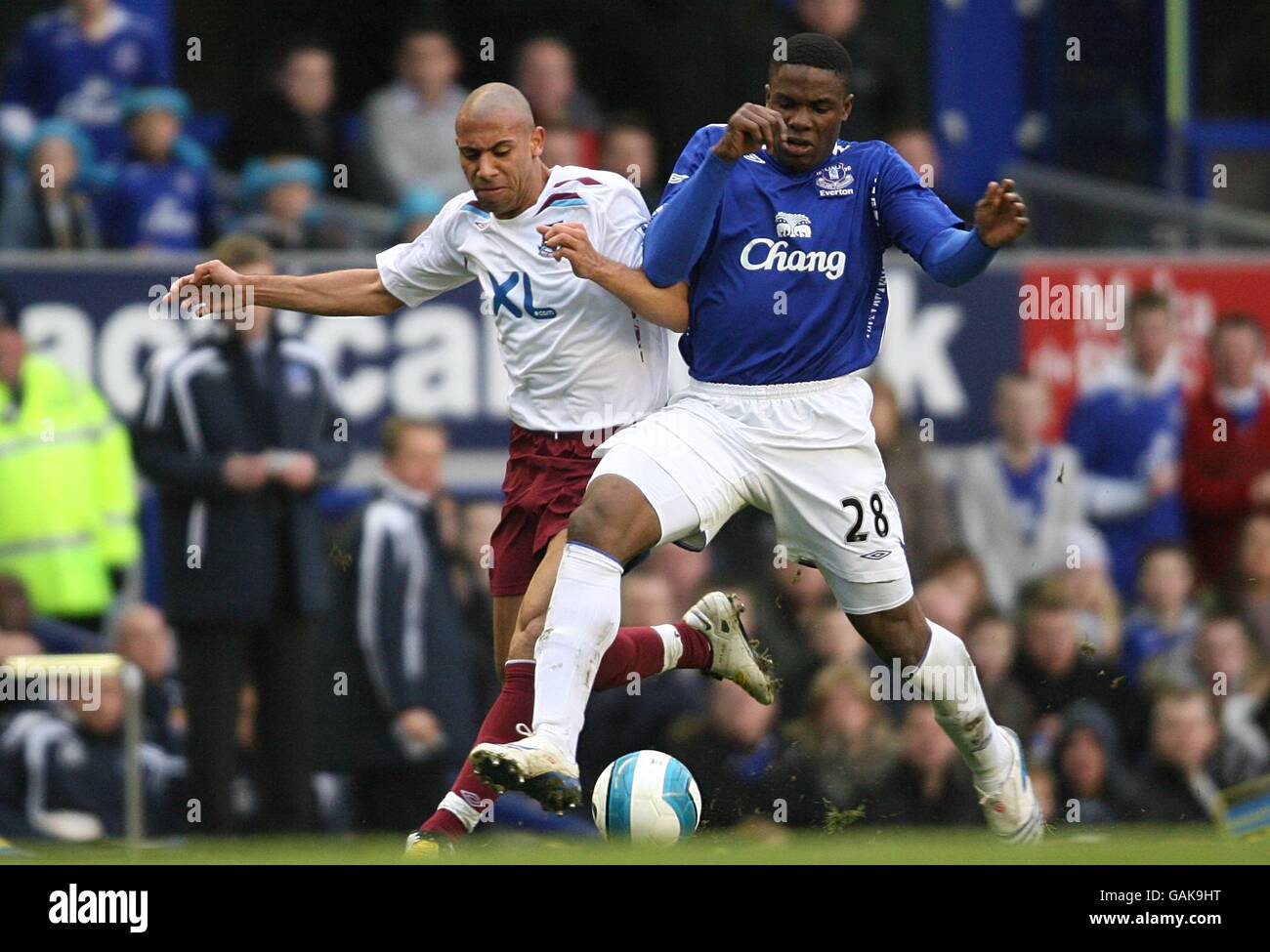 Calcio - Barclays Premier League - Everton / West Ham United - Goodison Park. Victor Anichebe, Everton (a destra) e Anton Ferdinand, West Ham United (a sinistra) combattono per la palla Foto Stock