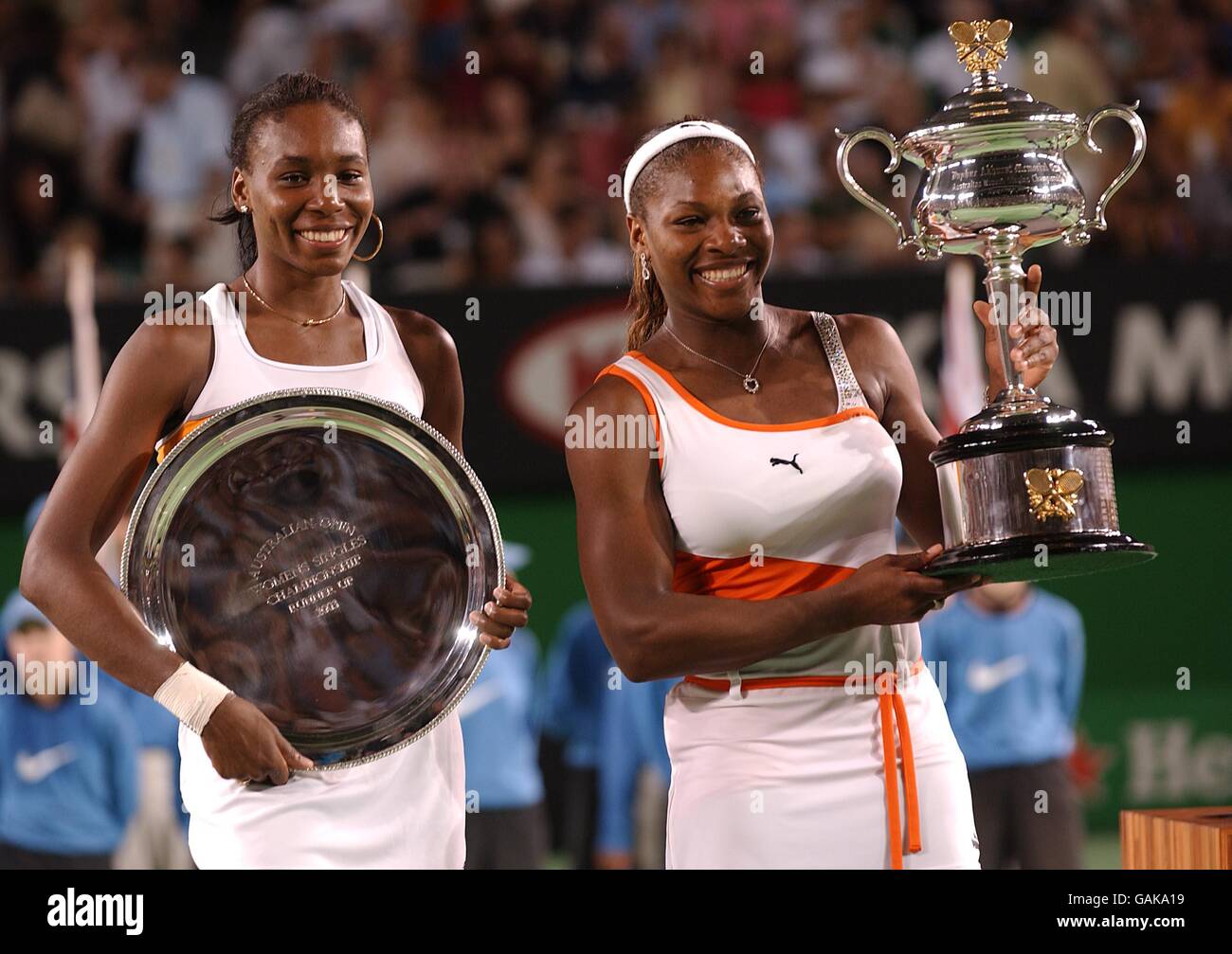 Serena e Venus Williams con i loro trofei dopo che Serena batte Sua sorella  nella finale delle Singles delle donne Foto stock - Alamy