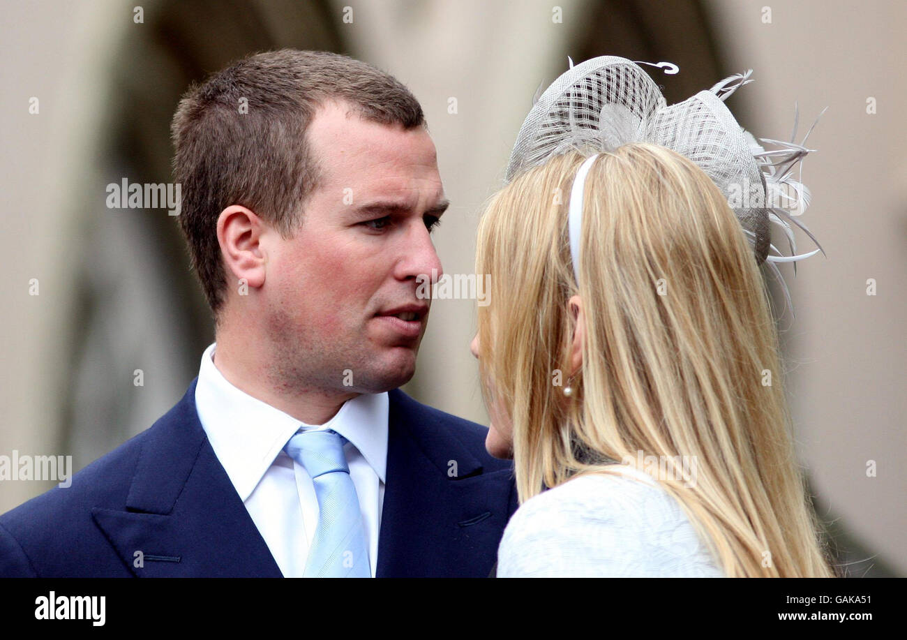 Peter Phillips e Fiancee Autumn Kelly lasciano la St George's Chapel nei terreni del Castello di Windsor nel Berkshire dopo aver partecipato oggi al servizio degli Mattini di Pasqua. Foto Stock