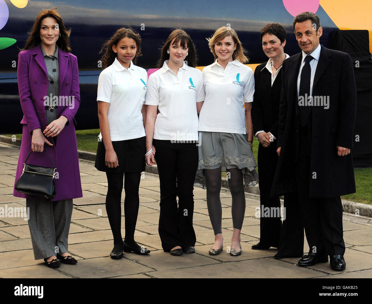 Il presidente francese Nicolas Sarkozy e Carla Bruni con Dame Ellen MacArthur e le ragazze della Ellen MacArthur Trust prima di presentare oggi alla yachtswoman britannica la legione d'Honneur all'Old Naval College di Greenwich, Londra. Foto Stock