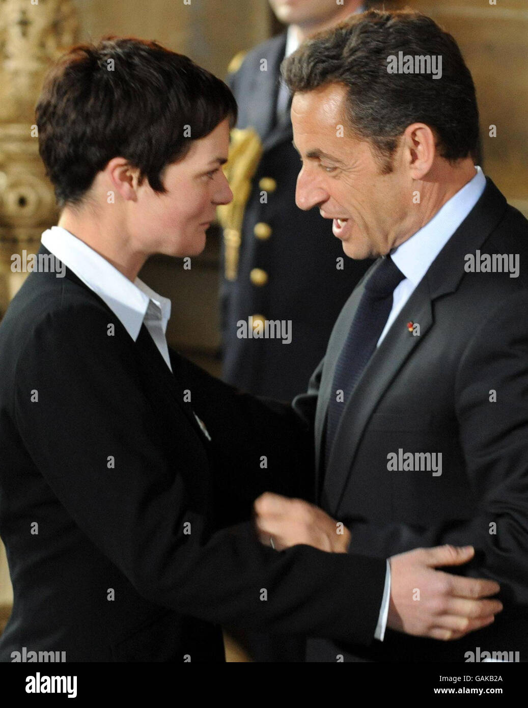 Il presidente francese Nicolas Sarkozy presenta Dame Ellen MacArthur con la Legion d'Honneur nello storico scenario marittimo dell'Old Royal Naval College, Greenwich, Londra. Foto Stock