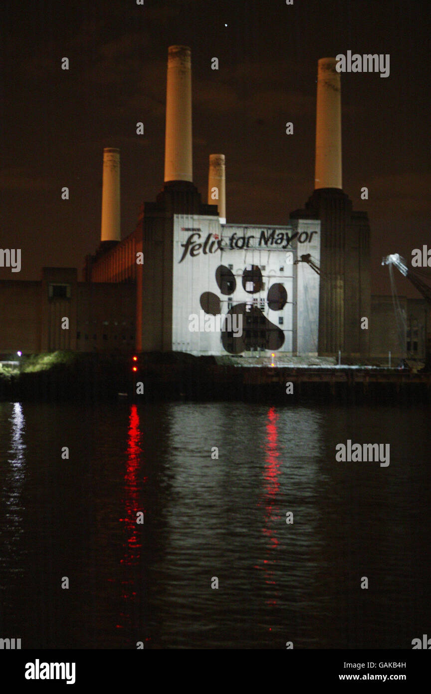 Una proiezione sul lato della centrale elettrica di Battersea a Londra da Felix produttori di alimenti per gatti in vista del mese nazionale dei mischii in aprile. Foto Stock