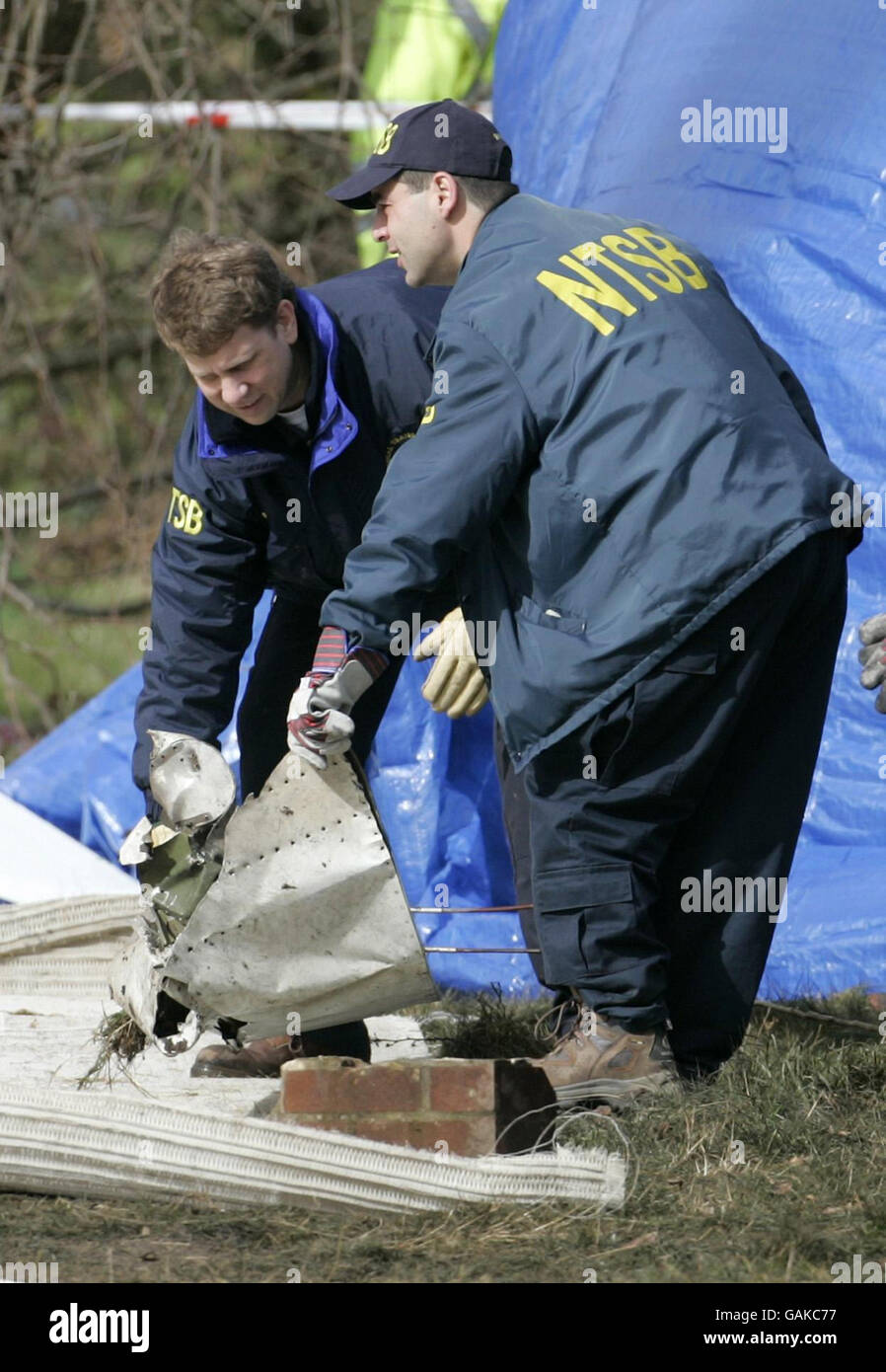 Il Canadian National Transportation Safety Board sulla scena di Romsey Close, Farnborough, Kent, dove un aereo privato si è schiantato in una proprietà immobiliare, uccidendo le cinque persone a bordo. Foto Stock