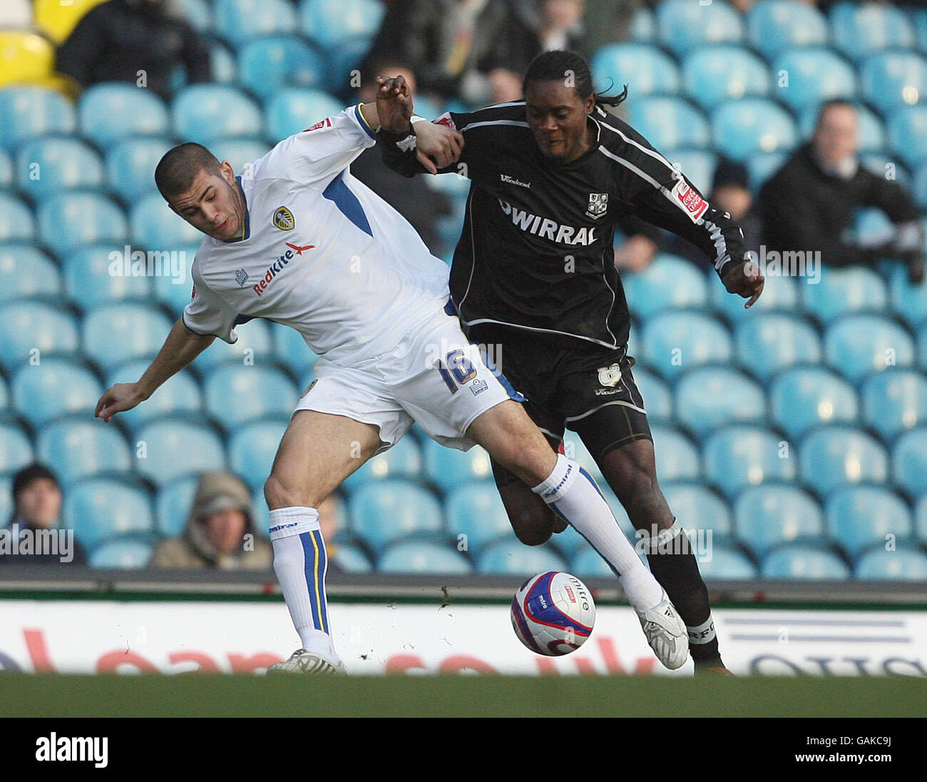 Bradley Johnson di Leeds United e Tranmere Rovers Calvin Zola durante la partita di League One a Elland Road, Leeds. Foto Stock