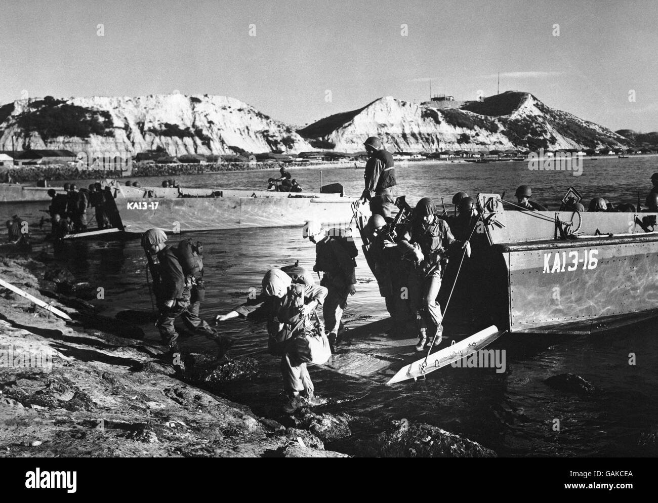 Le truppe atterrano sulle coste coreane aspre le truppe di rinforzo americane si sbarcano dalle imbarcazioni di atterraggio da qualche parte in Corea. Foto Stock