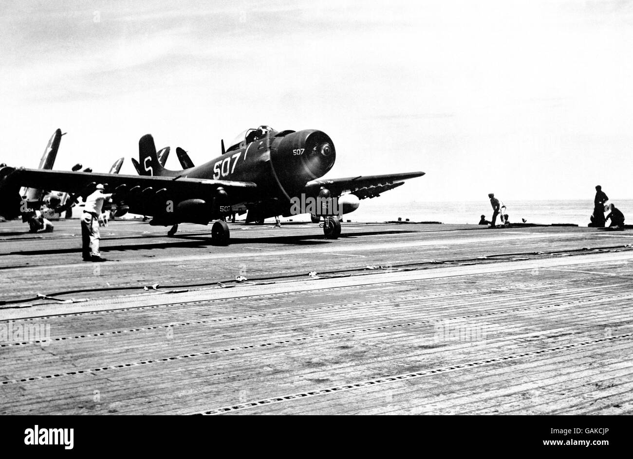 Caricato con razzi e bombe destinate a obiettivi militari nella Corea del Nord è questo Douglas A.D. 'skyraider' aereo, a bordo di un vettore della Marina degli Stati Uniti in una flotta di carico di vettore Unito americano-britannico nelle acque dell'estremo Oriente. Foto Stock