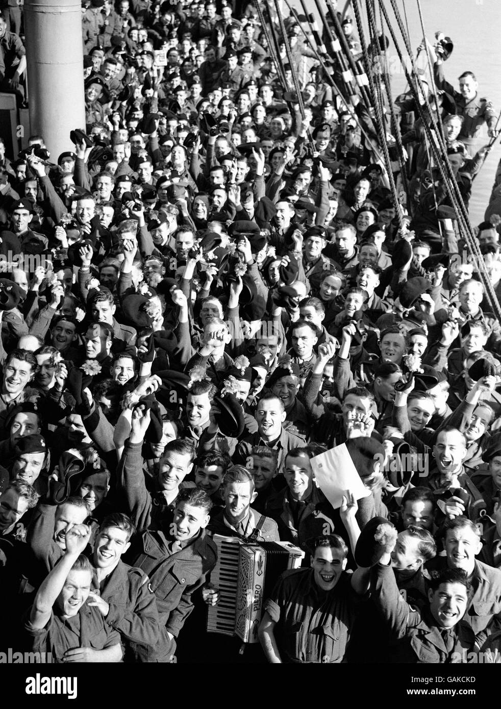 A Cheer They Hey Hope può essere sentito al lontano fronte di battaglia è sollevato da uomini del 1 ° battaglione Royal Northumberland Fusiliers a bordo della troopship RMS Empire Halladale a Southampton mentre stavano per navigare per la corea. Foto Stock