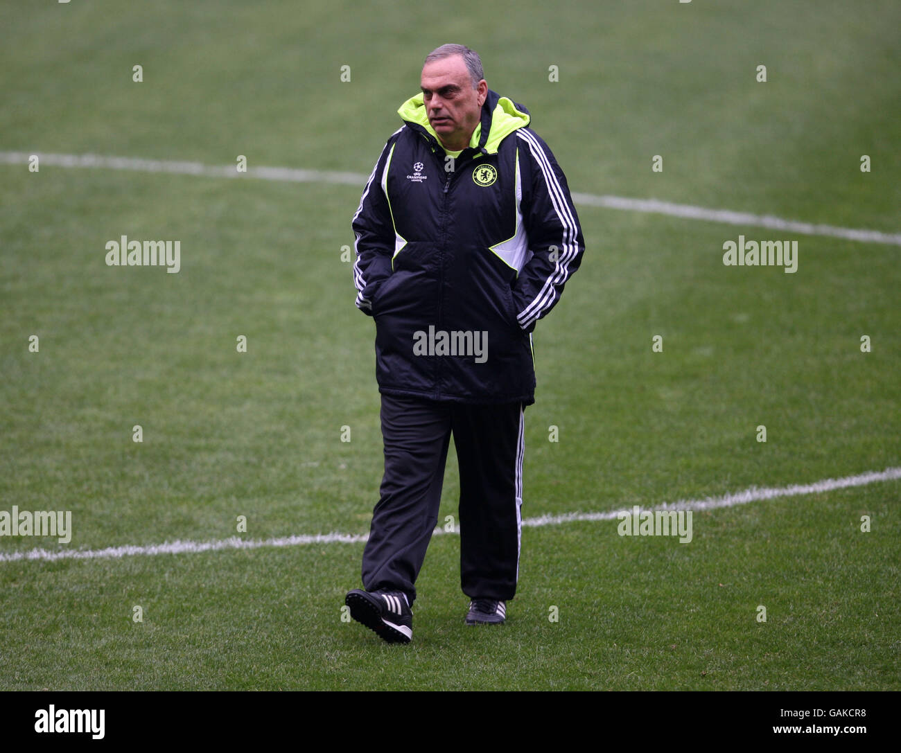 Calcio - UEFA Champions League - Quarter Final - Fenerbahce v Chelsea - sessione di allenamento Chelsea - Stadio Sukru Saracoglu. Il manager di Chelsea, Avram Grant, effettua un sondaggio sul campo durante la formazione Foto Stock