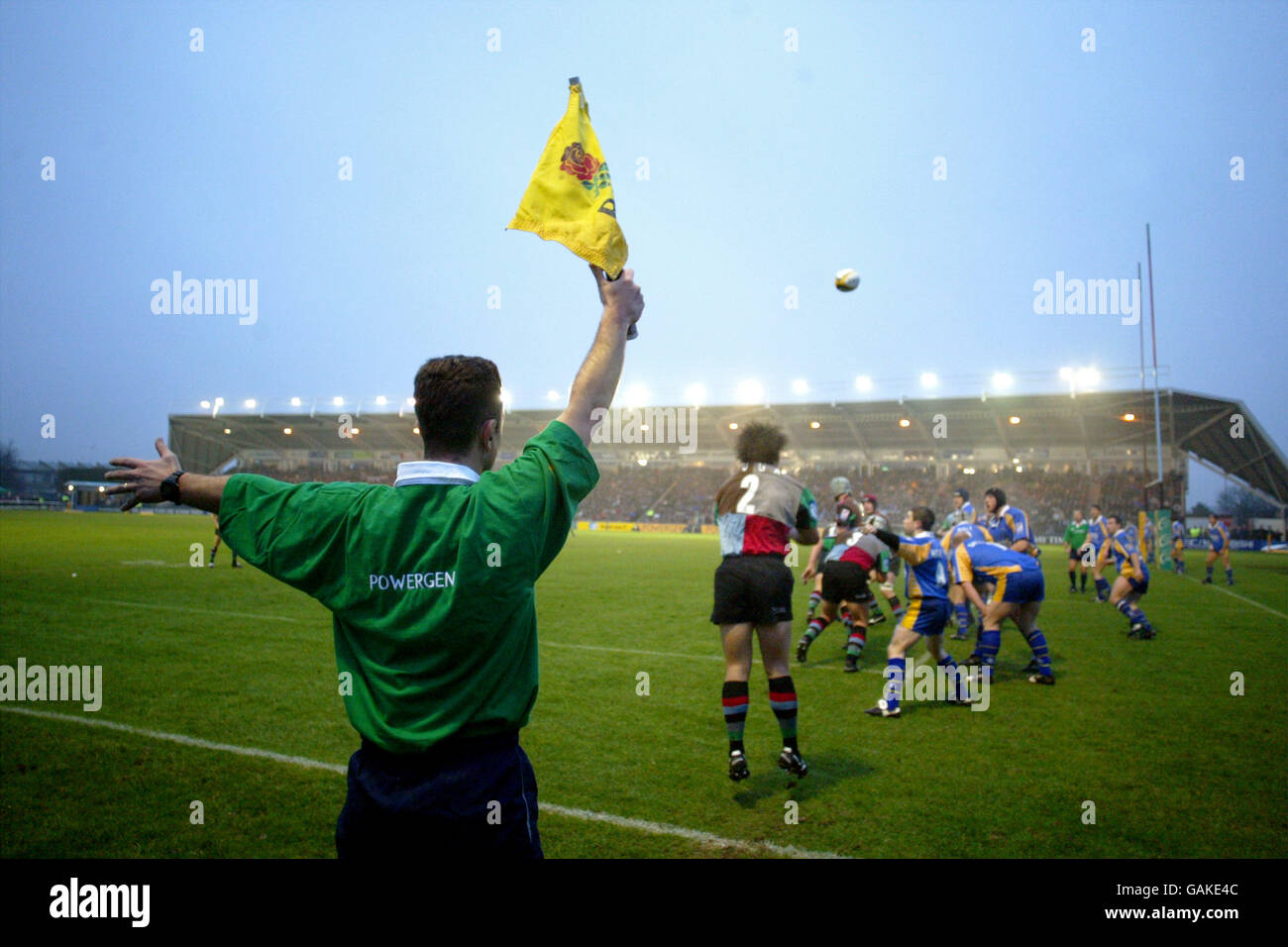 Rugby Union - Powergen Cup - Sesto turno - NEC Harlequins / Leeds tykes. NEC Harlequins prendere la linea fuori tiro Foto Stock