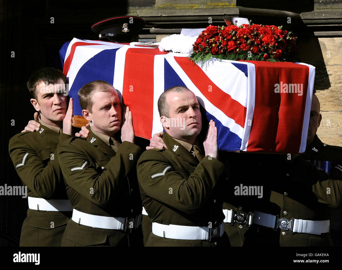 I soldati trasportano la bara al funerale del caporale Damian Stephen Lawrence del secondo battaglione il regt dello Yorkshire in Whitby oggi. Foto Stock