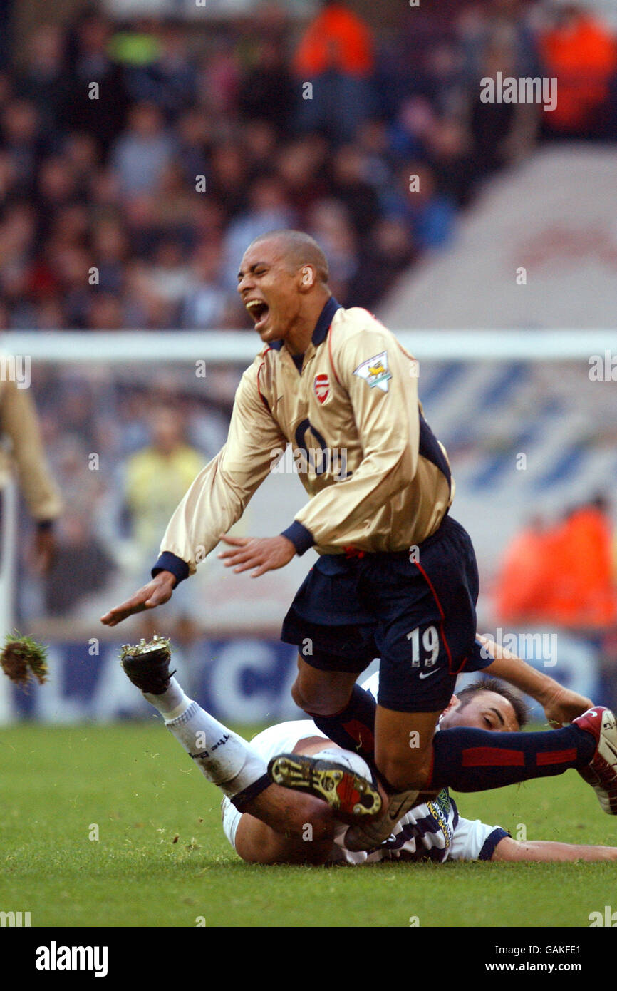 Gilberto dell'Arsenal (davanti) prende un tumble dopo una sfida vicino Danny Dichio di West Bromwich Albion Foto Stock