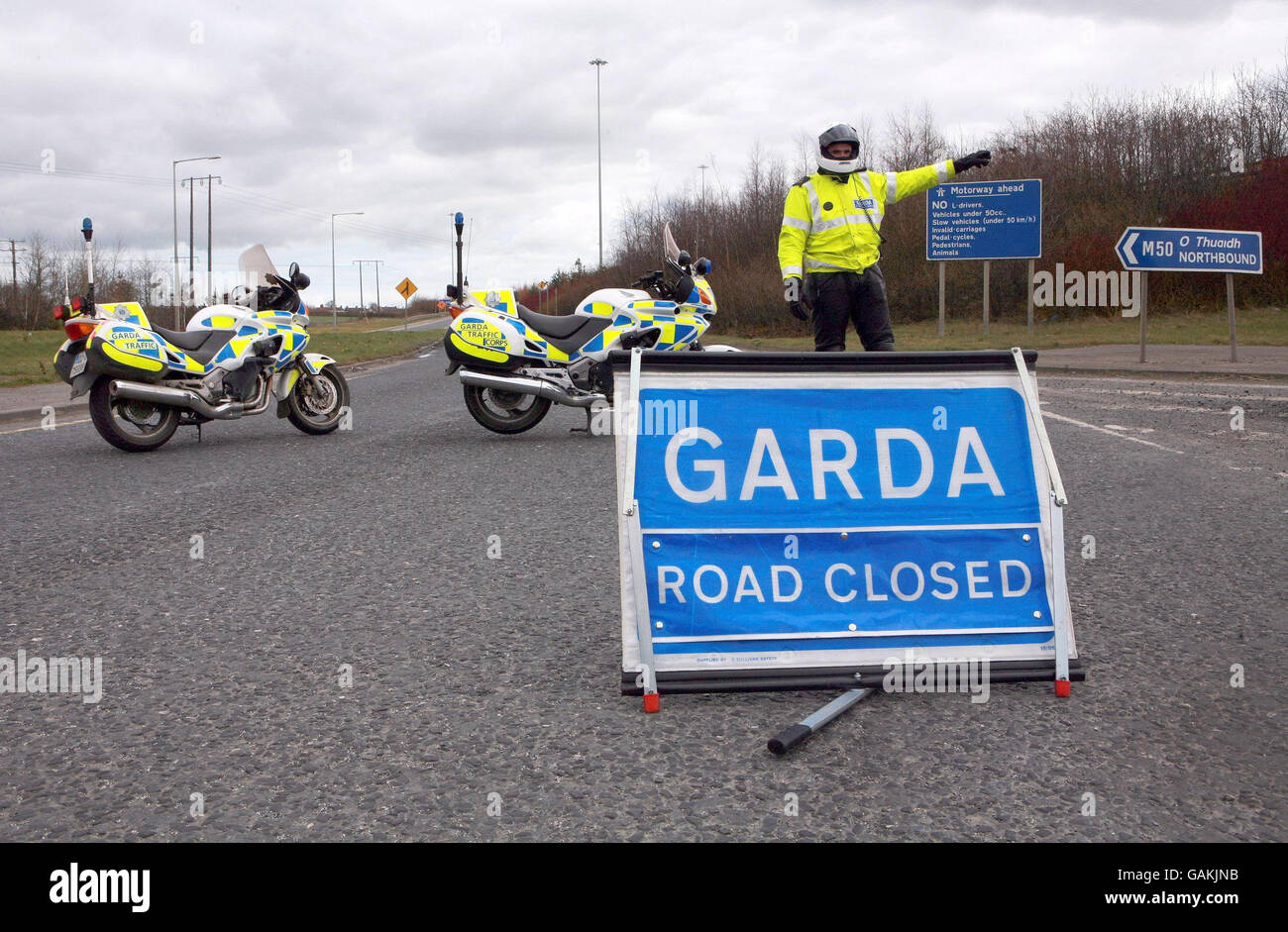 Garda sulla scena della M50 dopo che due camion militari si scontrarono con un'auto sulla carreggiata nord alla periferia di Dublino intorno alle 10:50. Foto Stock