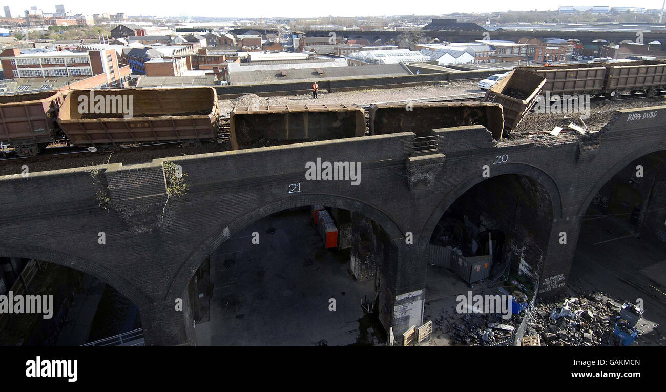 I vagoni ferroviari hanno deragliato oggi sul viadotto a Digbeth, Birmingham. Foto Stock