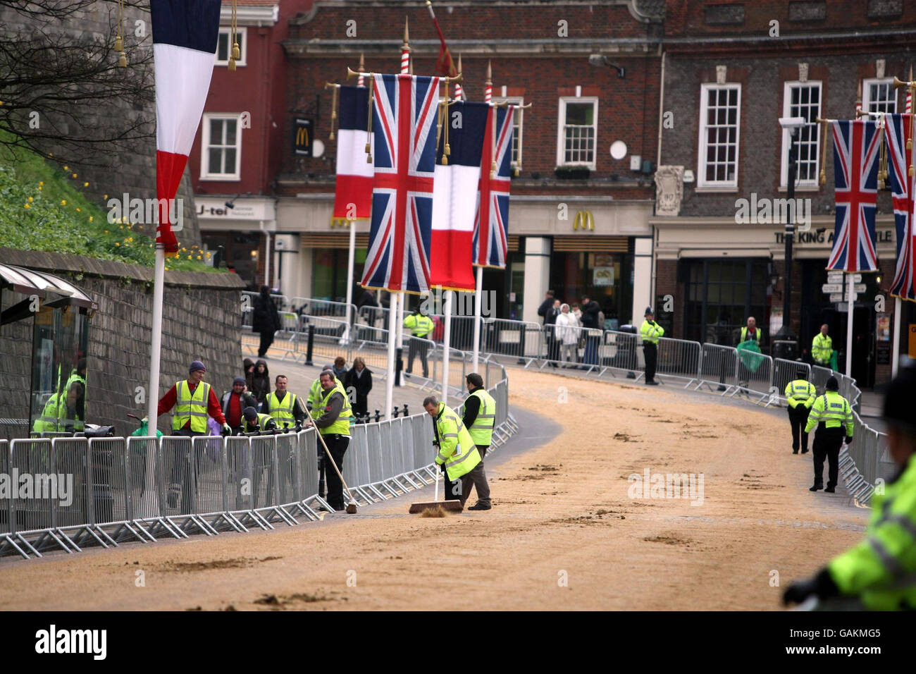 Gli addetti alla pulizia della strada si sono riordinati dopo una prova completa nel centro di Windsor, nel Berkshire, in vista della visita di due giorni del presidente francese Nicolas Sarkozy, prevista per l'inizio di domani. Foto Stock