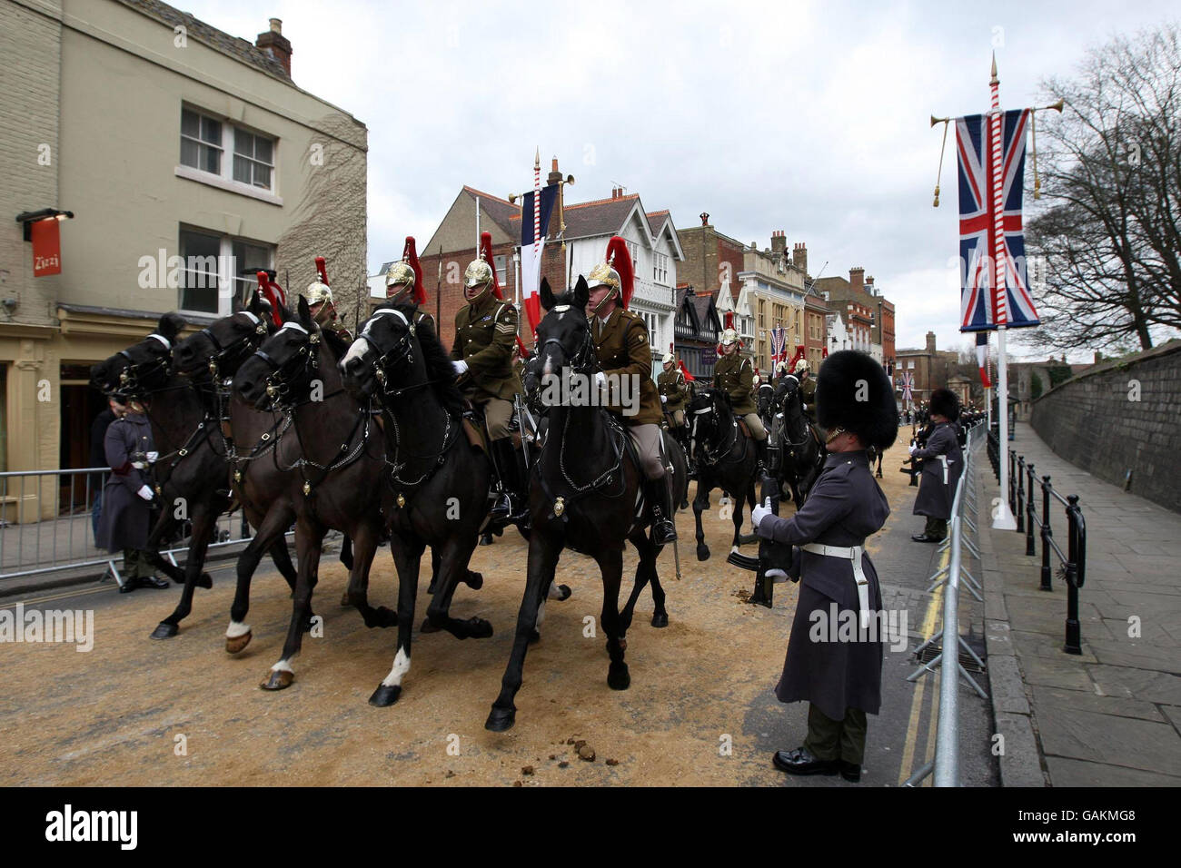 Una prova completa nel centro città di Windsor, nel Berkshire, in vista della visita di due giorni del presidente francese Nicolas Sarkozy che inizierà domani. Foto Stock