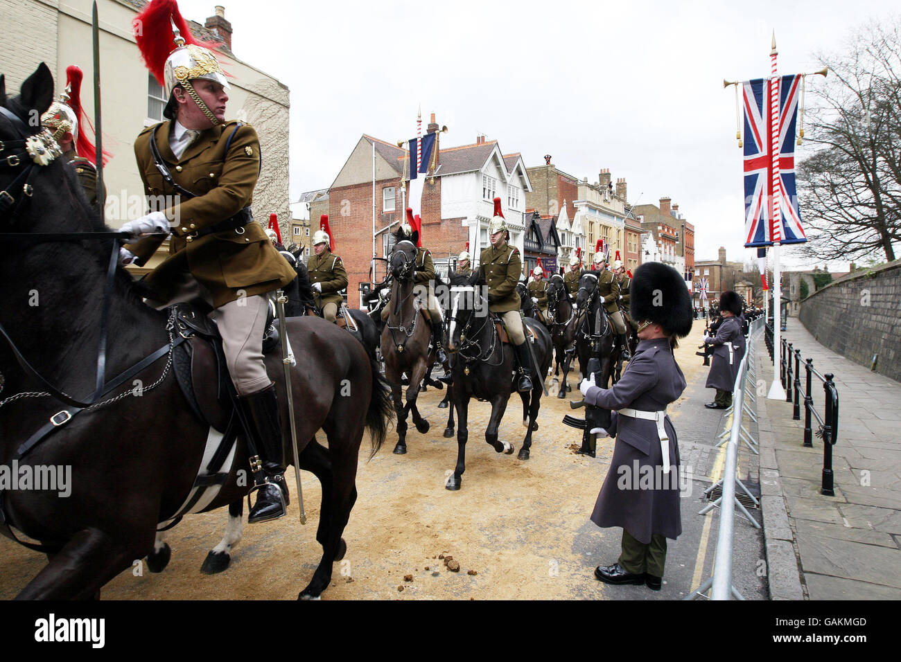 Una prova completa nel centro città di Windsor, nel Berkshire, in vista della visita di due giorni del presidente francese Nicolas Sarkozy che inizierà domani. Foto Stock
