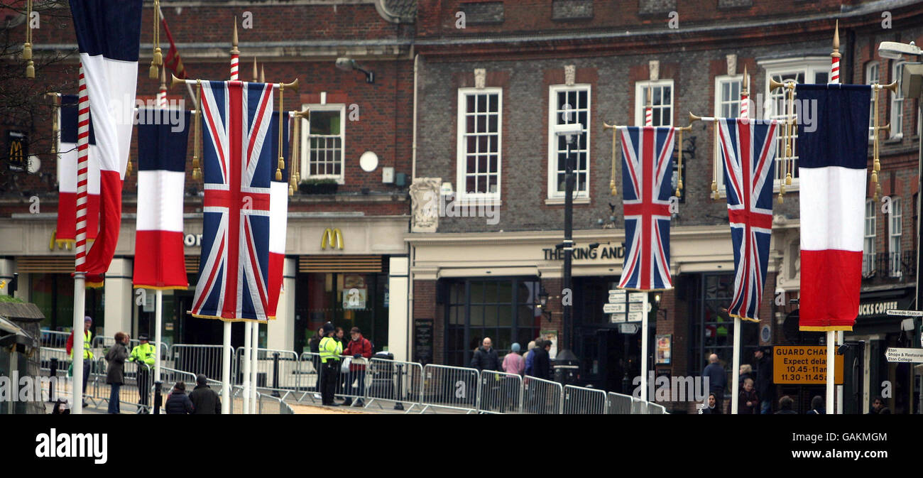Bandiere nazionali francesi volano a fianco dell'Union Jack nel centro di Windsor, nel Berkshire, in vista della visita di due giorni del presidente francese Nicolas Sarkozy, prevista per domani. Foto Stock
