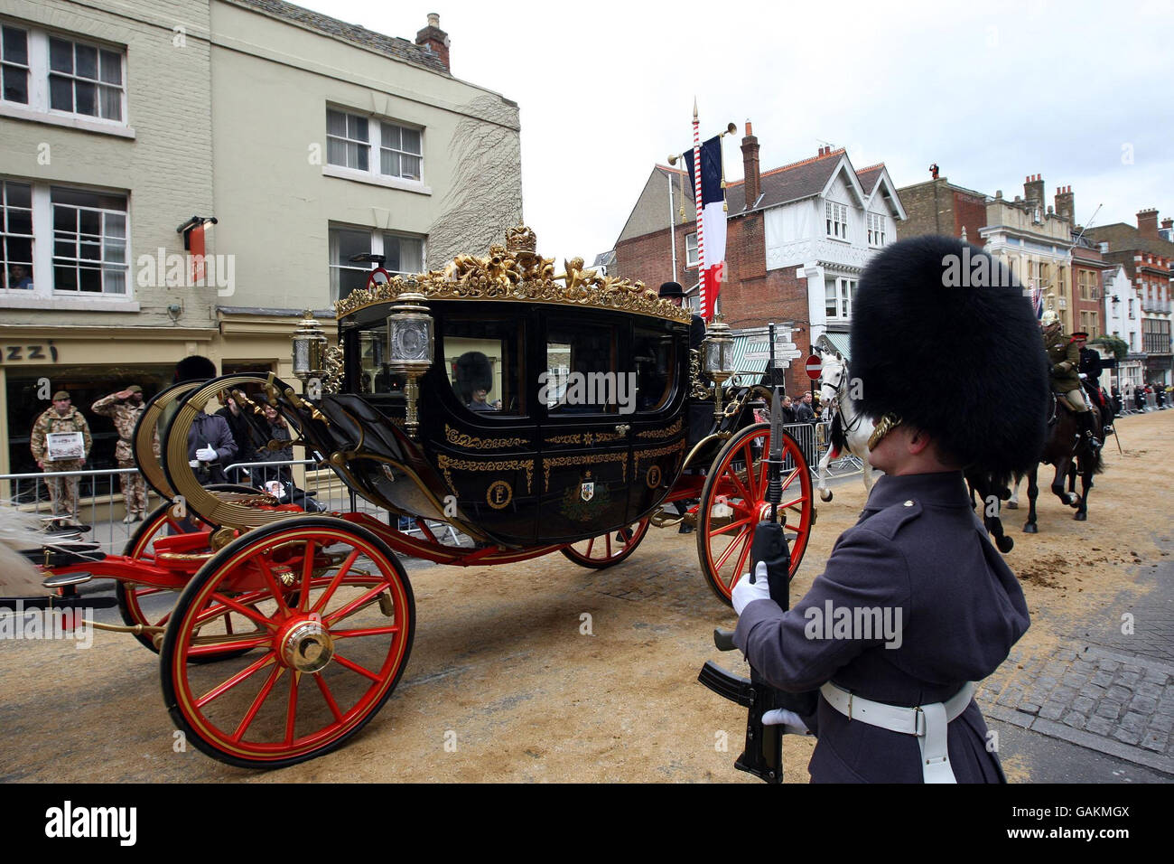Una prova completa nel centro città di Windsor, nel Berkshire, in vista della visita di due giorni del presidente francese Nicolas Sarkozy che inizierà domani. Foto Stock