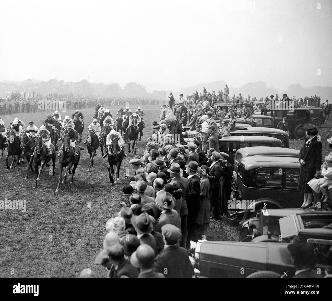 Corse ippiche - The Derby Stakes - Epsom - 1932. Il campo a 800 metri circa. Foto Stock