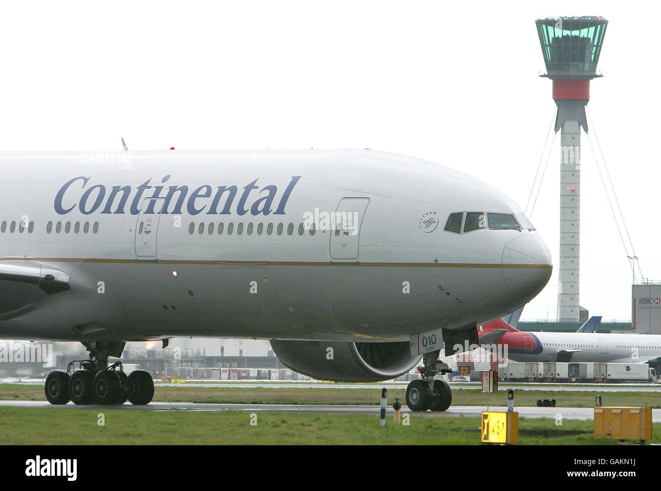 Il volo CO28 della Continental Airlines arriva questa mattina all'aeroporto Heathrow di Londra da New York, il che lo rende il primo aereo a atterrare a Heathrow nell'ambito del nuovo accordo Open Skies tra gli Stati Uniti e l'Unione europea. Foto Stock