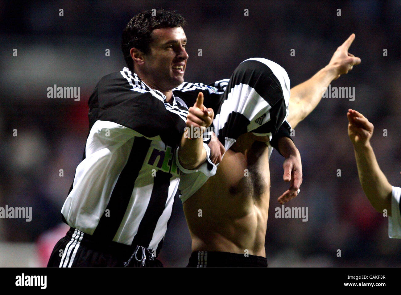 Calcio - fa Barclaycard Premiership - Newcastle United v Arsenal. Laurent Robert di Newcastle United festeggia con Gary Speed dopo aver segnato l'obiettivo di equalizzazione contro l'Arsenal Foto Stock