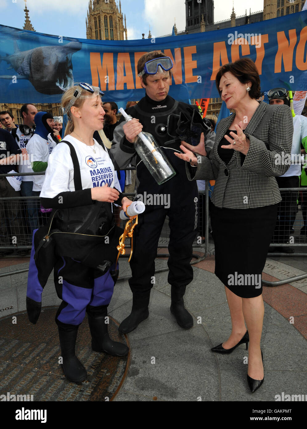 Sam Fanshawe, a sinistra, direttore della Marine Conservation Society e Marcus Allen, presidente del British Sub-Aqua Club, hanno presentato una petizione di 1000 firme con un messaggio in bottiglia al ministro dell'ambiente Joan Ruddock, a destra, Mentre si batte a Westminster per il governo di creare una rete di riserve marine in Gran Bretagna. Foto Stock
