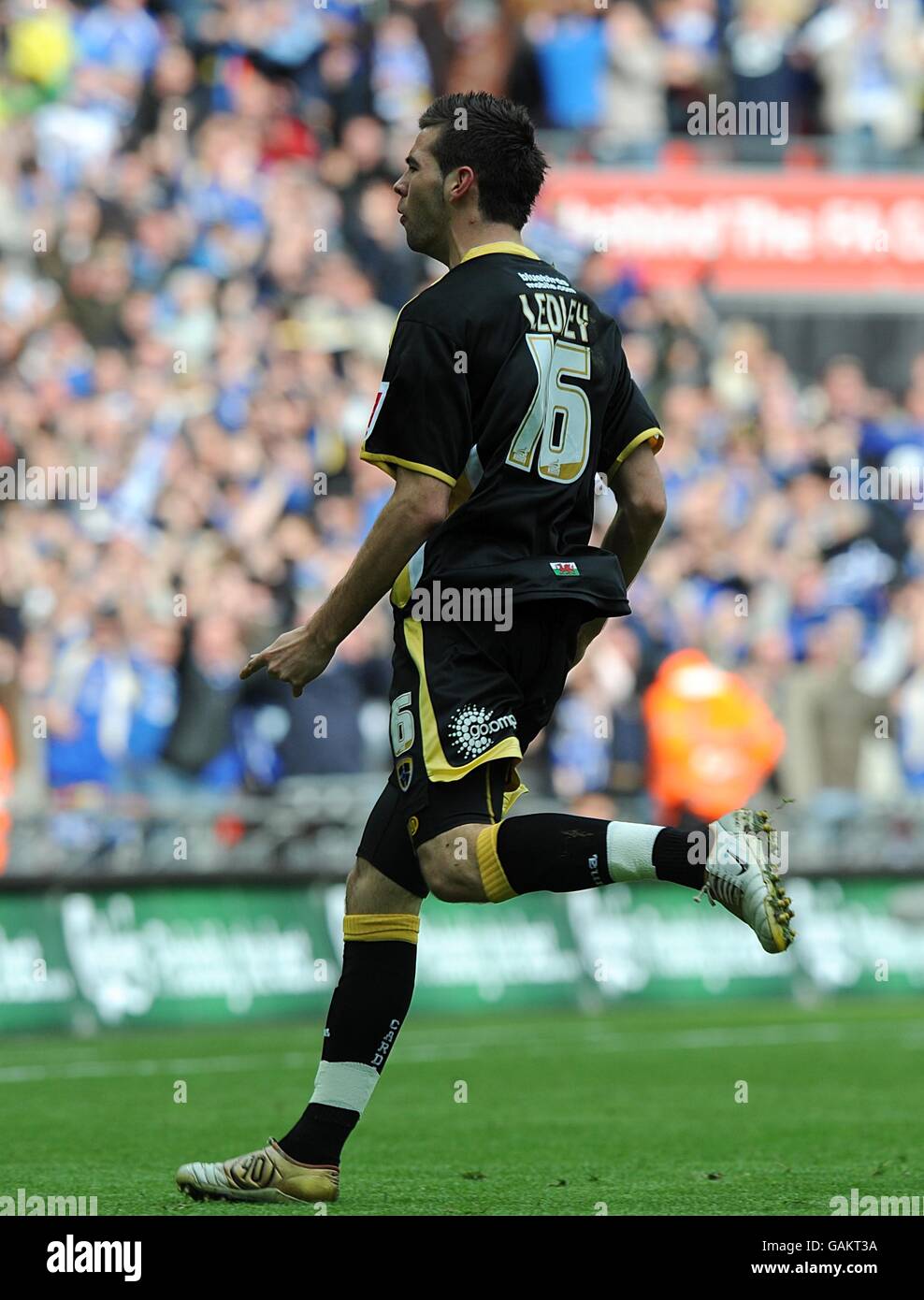 Calcio - fa Cup - Semifinale - Barnsley / Cardiff City - Stadio di Wembley. Joe Ledley di Cardiff City celebra il primo obiettivo del gioco ai suoi lati Foto Stock