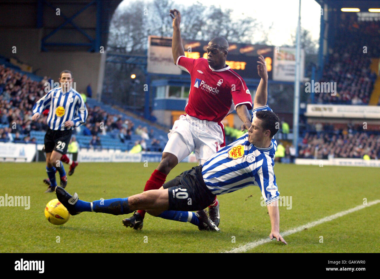 Il Marlon Harewood (l) della Foresta di Nottingham è affrontato da Sheffield Wednesday's. Tony Crane (r) Foto Stock