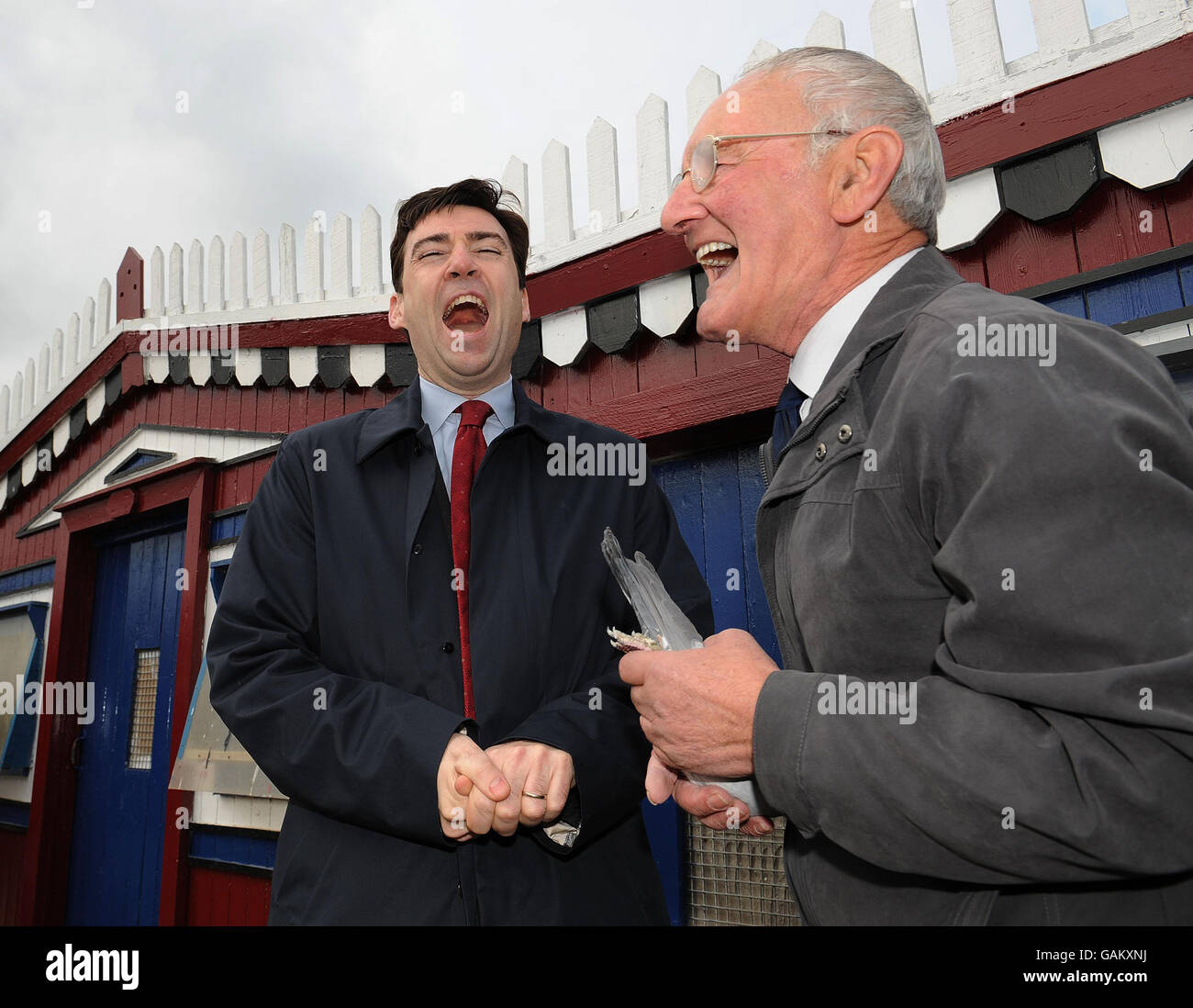 Il segretario alla cultura Andy Burnham, a sinistra, visita un piccione cree di grado II costruito nel 1955 da Maurice Surtees, 75 anni, su assegnazione a Ryhope, Sunderland. Foto Stock