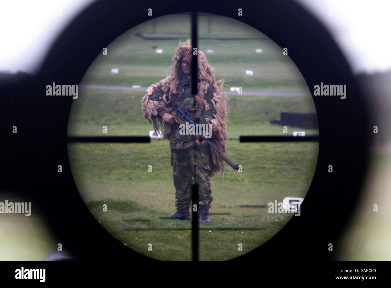 Cecchini di 16 Air Assault Brigade con la più recente arma nella loro armura, il Long Range Rifle L115A3, in una serie al Land Warfare Center a Warminster, Wiltshire. Foto Stock