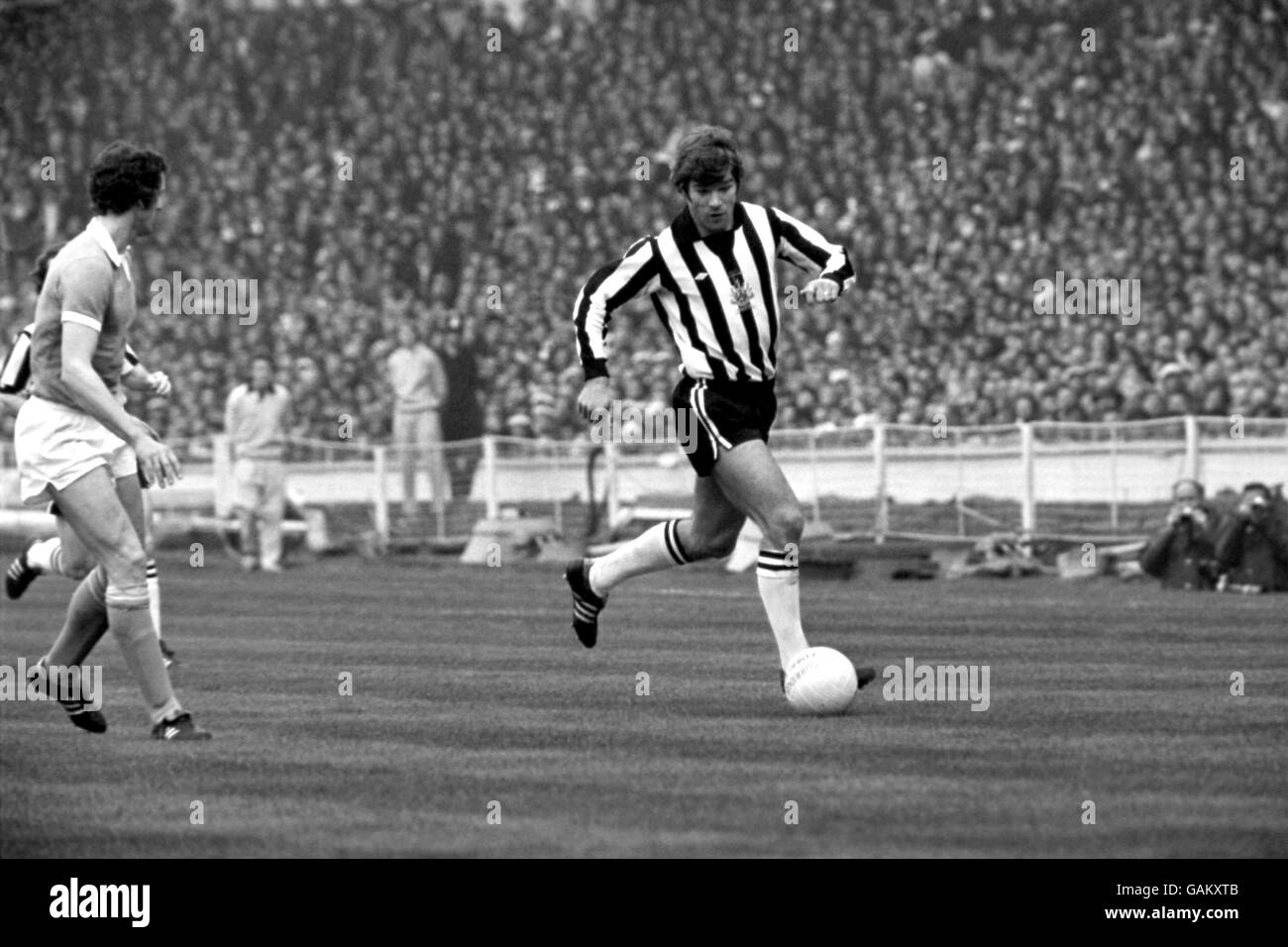 Malcolm MacDonald (r) di Newcastle United prende il Mike di Manchester City Doyle (l) Foto Stock