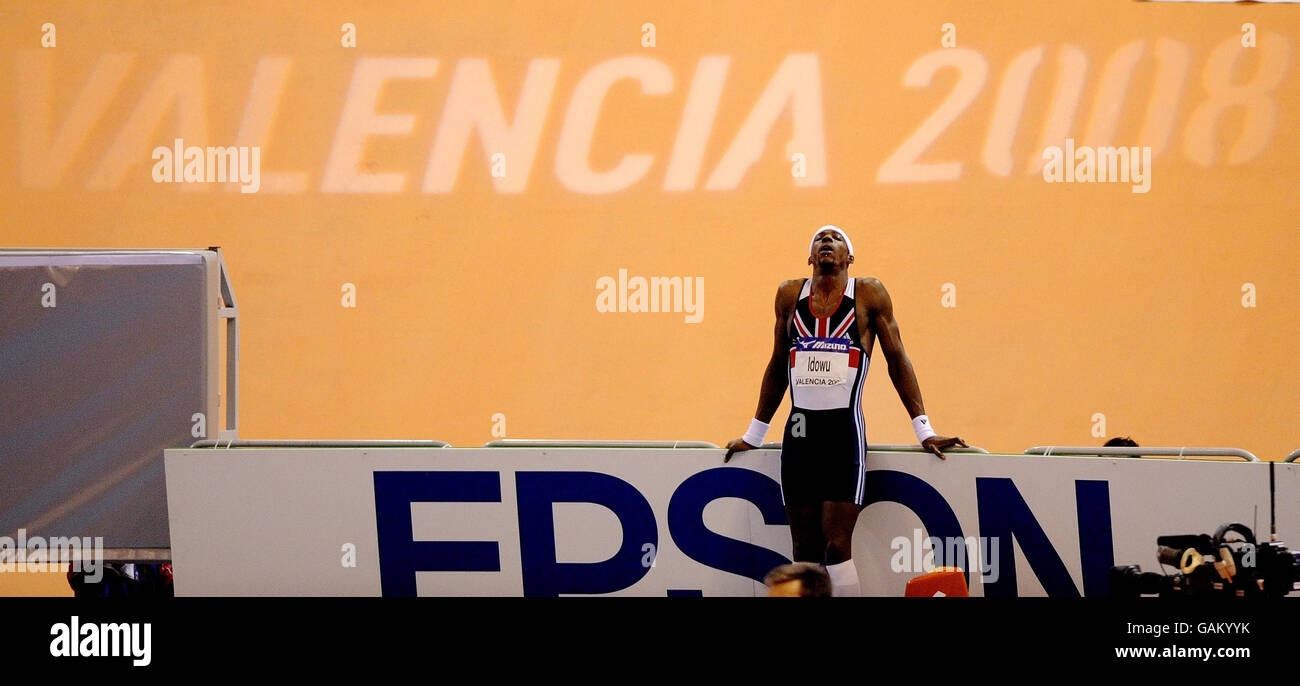 Phillips Idowu della Gran Bretagna riflette sulla sua realizzazione dopo aver preso l'oro nella finale del triplo salto maschile durante i Campionati mondiali indoor IAAF al Palau Velodromo Luis Puig di Valencia, Spagna. Foto Stock