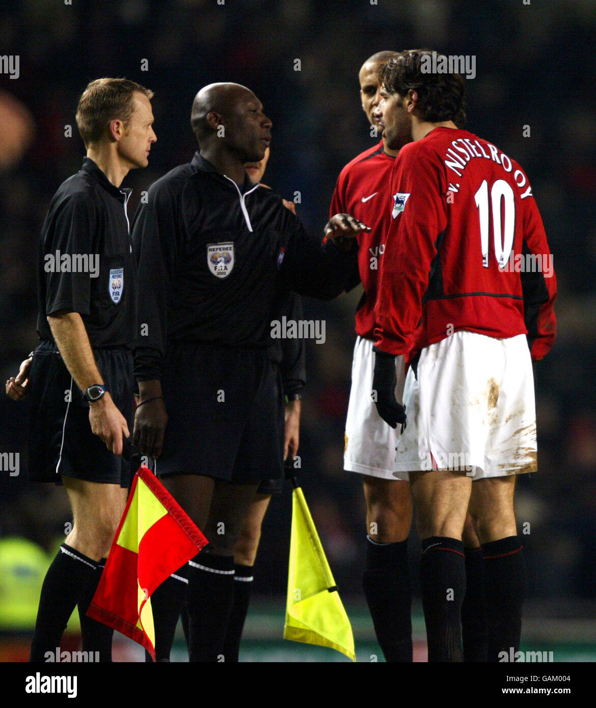 Calcio - Coppa Worthington - Semifinale - prima tappa - Manchester United v Blackburn Rovers. Ruud van Nistelrooy del Manchester United protesta all'arbitro Uriah Rennie al fischio finale Foto Stock