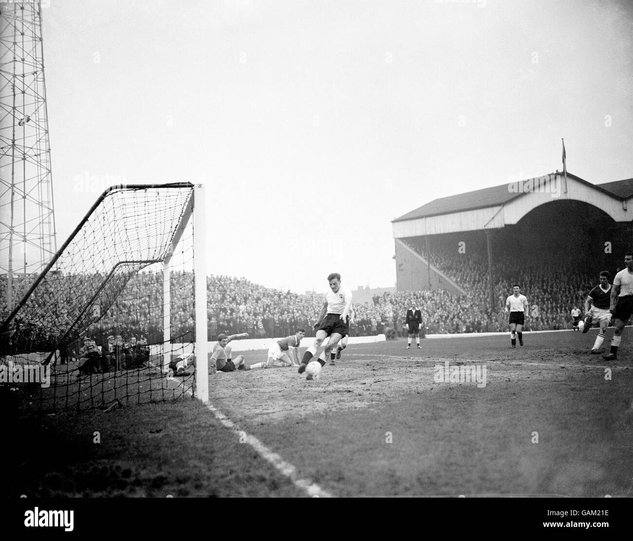 Calcio - fa Cup - Fourth Round - Charlton Athletic / Derby County. Mick Hopkinson (c) della contea di Derby libera la palla come portiere Reg Matthews (secondo l) guarda da terra Foto Stock
