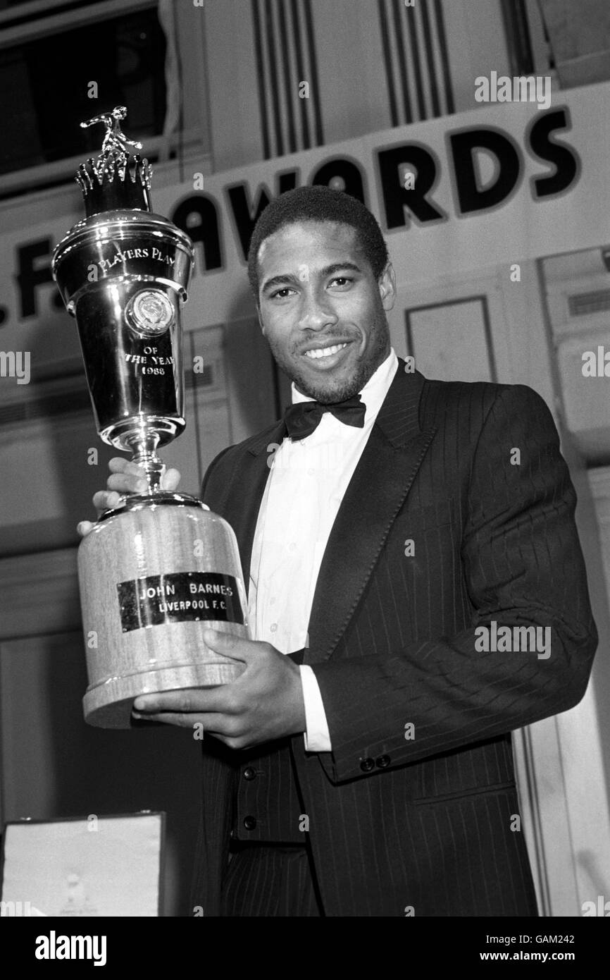 Il calciatore di Liverpool e dell'Inghilterra John Barnes con il suo trofeo dopo essere stato nominato giocatore dell'anno dall'Associazione dei calciatori professionisti. Foto Stock Il calciatore di Liverpool e dell'Inghilterra John Barnes con il suo trofeo dopo essere stato nominato giocatore dell'anno dall'Associazione dei calciatori professionisti. Foto Stock