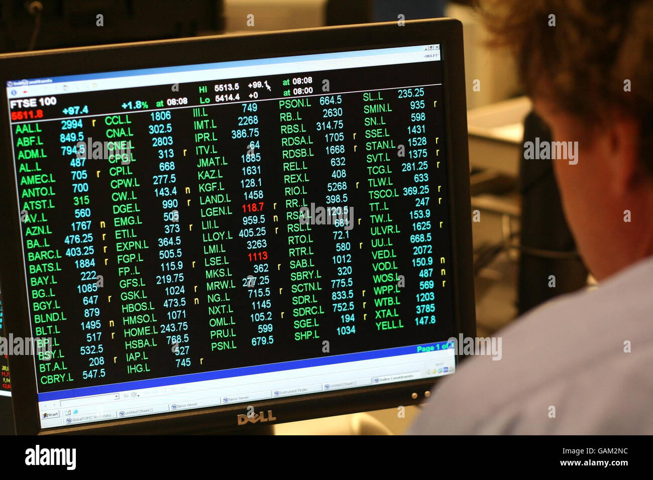 Un lavoratore d'ufficio tiene d'occhio l'indice FTSE 100 oggi. Foto Stock