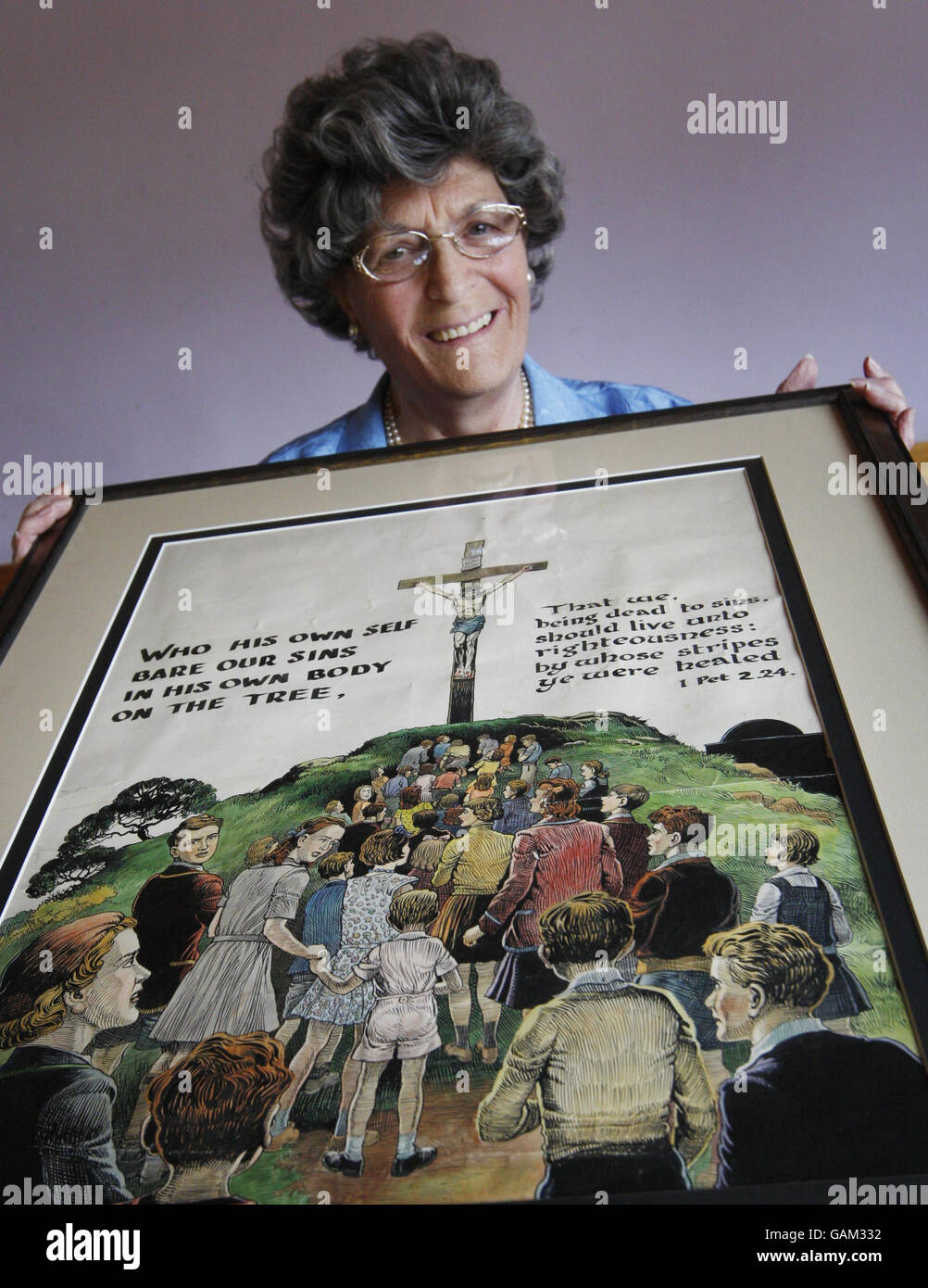 Jean Kinnell con un dipinto che raffigura la Crocifissione di Cristo del fumettista e creatore dei fumetti di Broons Dudley D Watkins. Foto Stock