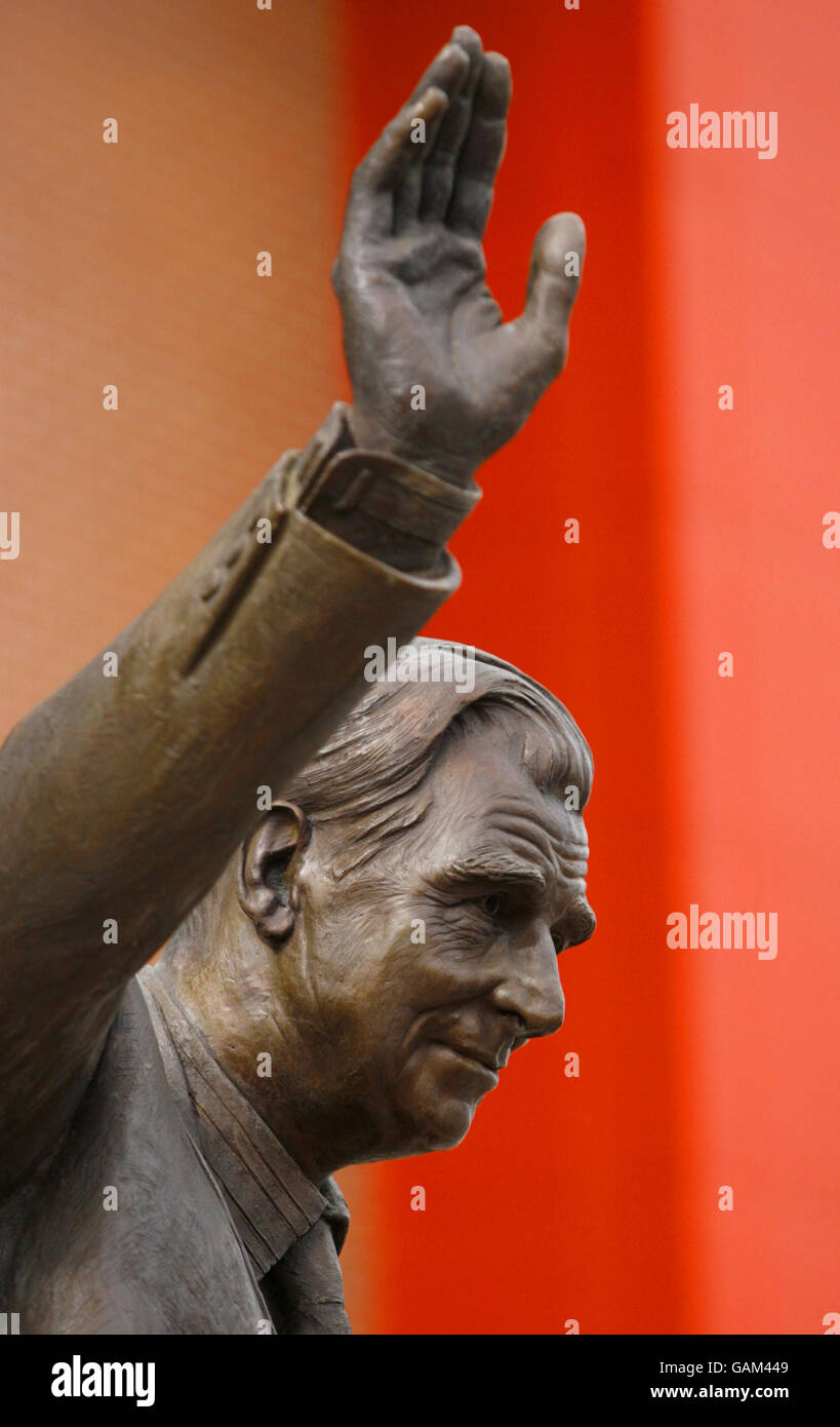 Una nuova statua svelata oggi al St Mary's Stadium of Football "Legend" Ted Bates del Southampton FC, in sostituzione di una precedente statua del 112,000 che assomigliava a Jimmy Krankie. Foto Stock