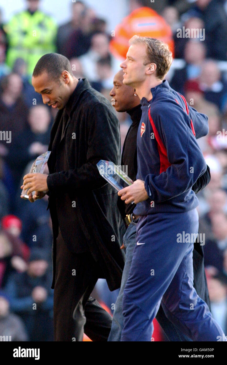 Thierry Henry dell'Arsenal (l) e Dennis Bergkamp (r) lasciano il Campo con legenda Ian Wright (c) dopo la presentazione premi per aver segnato 100 gol per il club Foto Stock