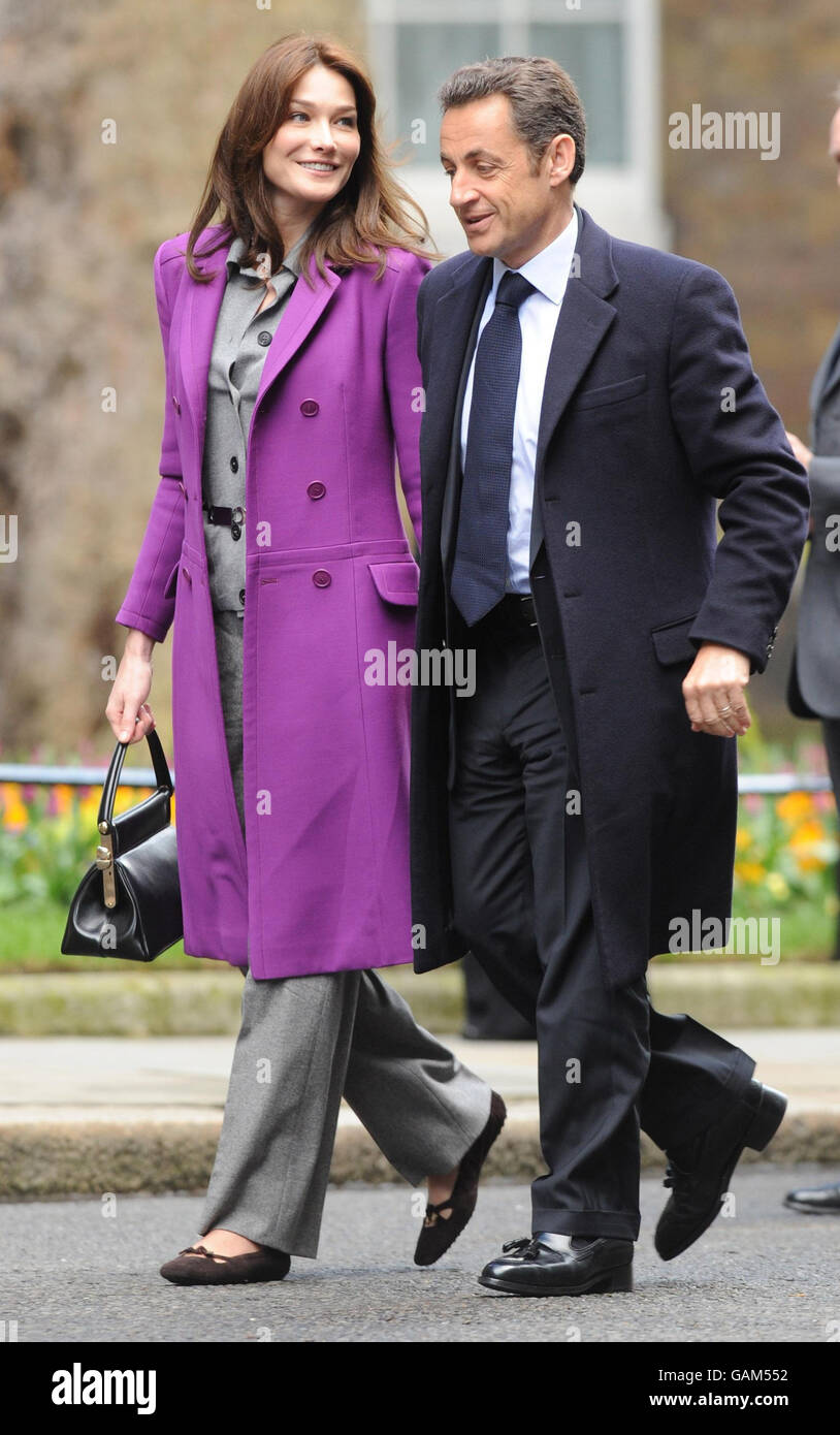 Il presidente francese Nicolas Sarkozy e sua moglie Carla Bruni arrivano a incontrare il primo ministro Gordon Brown e sua moglie Sarah al 10 di Downing Street, Londra. Foto Stock