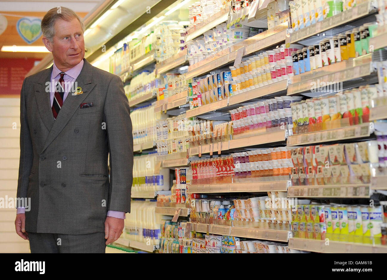 Il Principe di Galles in Cumbria. Il principe Carlo tours stand Supermarket a Kendal . Foto Stock