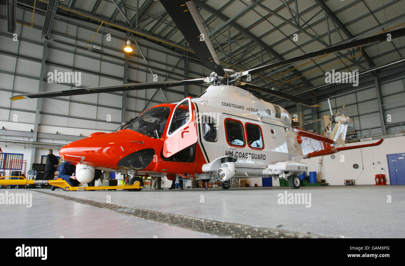 La Maritime e Coastguard Agency svelano i loro nuovi elicotteri di ricerca e salvataggio al loro hangar di nuova costruzione a Lee on Solent in Hampshire. L'AugustaWestland AW139 entrerà in servizio sulla costa meridionale all'inizio di aprile sostituendo la più vecchia flotta Sikorsky S61N. Foto Stock