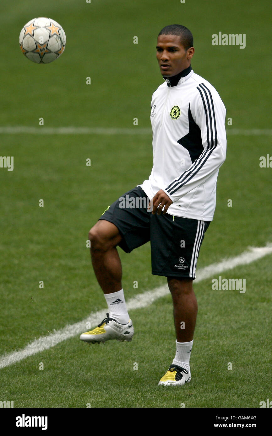 Calcio - UEFA Champions League - Quarter Final - Fenerbahce v Chelsea - sessione di allenamento Chelsea - Stadio Sukru Saracoglu. Florent Malouda di Chelsea durante l'allenamento Foto Stock