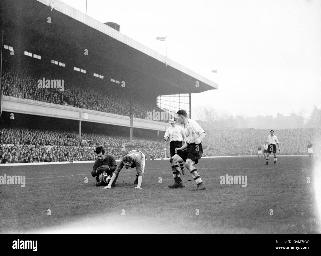 (L-R) il portiere dell'arsenale George Swindin salva da Harry Potts di Burnley, guardato dai compagni di squadra Wally Barnes e Alex Forbes Foto Stock