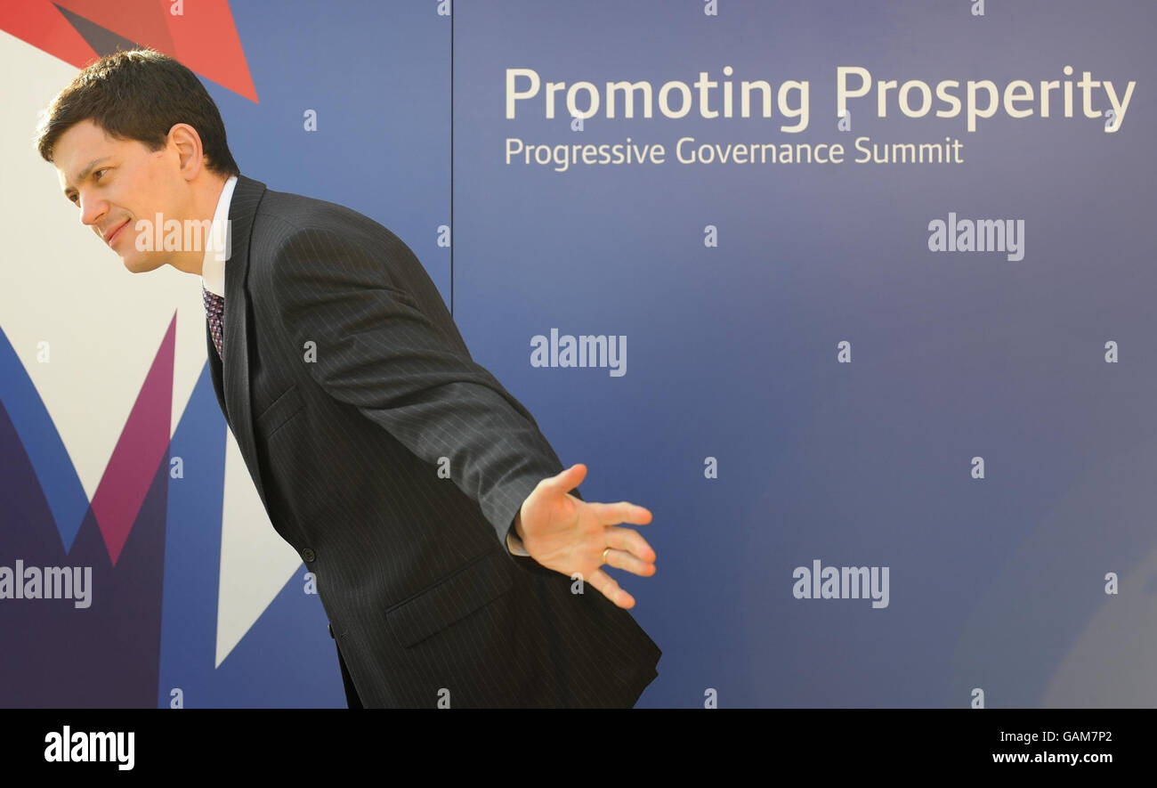 Il Segretario degli Esteri britannico David Miliband saluta i leader internazionali al Grove Hotel di Hertfordshire per la prima sessione di lavoro del Progressive Governance Summit di oggi. Foto Stock