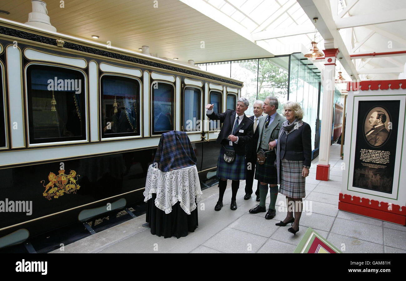 Il Principe di Galles e la Duchessa di Cornovaglia ricevono un discorso dal personale ferroviario sulla riproduzione della carrozza ferroviaria vittoriana che è stata recentemente costruita. Foto Stock