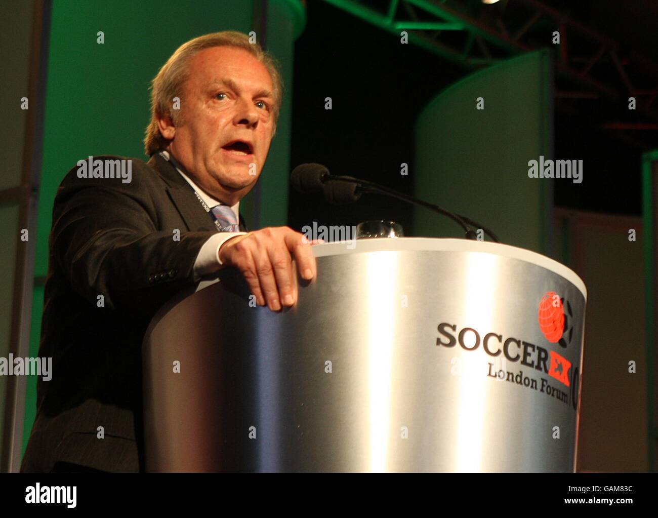 CEO della PFA (Professional Footballers Association) Gordon Taylor durante la cerimonia di apertura al Soccerex, London Forum, Wembley Stadium Foto Stock